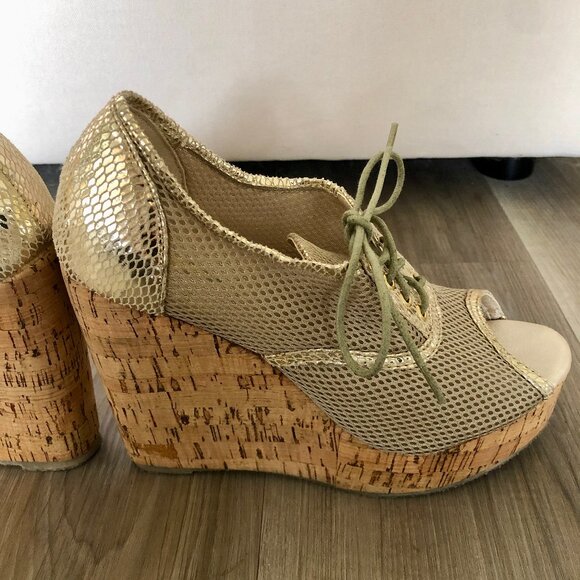 Volatile Gold Lace Up Flirtinini Open Toe Cork Wedge Heels, Size 7.5 - Picture 7 of 14